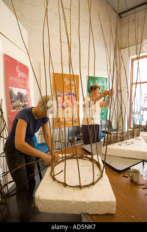 Les personnes faisant des paniers fabriqués à la main dans un atelier de tissage de saule au centre artisanal de Powys Minerva Llanidloes Mid Wales UK Banque D'Images