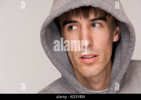 Jeune homme vêtu d'un sweat à capuche. Banque D'Images