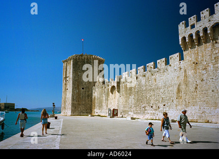 Le quinzième siècle vénitien forteresse Kamerlengo sur le front de mer de Trogir, sur la côte dalmate de la Croatie Banque D'Images