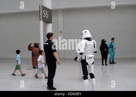 15 07 07 Célébration Starwars l'Europe au centre Excel Docklands Londres Gardes impériaux à la rencontre du public Banque D'Images