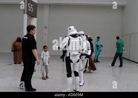 15 07 07 Célébration Starwars l'Europe au centre Excel Docklands Londres Gardes impériaux à la rencontre du public Banque D'Images