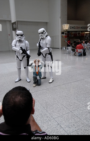 15 07 07 Célébration Starwars l'Europe au centre Excel Docklands Londres Gardes impériaux à la rencontre du public Banque D'Images