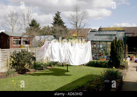 NETTOYEZ LE LINGE SUR UNE LIGNE DE LAVAGE Banque D'Images