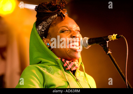 Le Festival de musique une femme blessée facile Star All Stars sur scène chanteuse près de Dundrennan Kirkcudbright Ecosse UK Banque D'Images