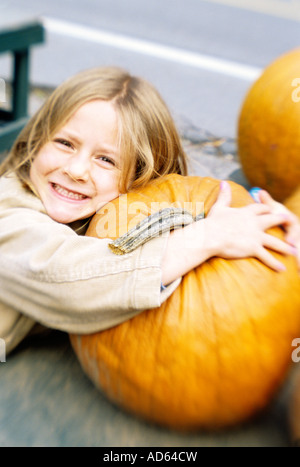 Young Girl lying grand pumpkin Banque D'Images