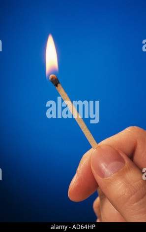 Close-up of hand en tenant des match en bois Banque D'Images