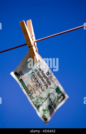 Crédit photo DOUG BLANE Concept argent suspendus pour sécher une livre écossais remarque la Royal Bank of Scotland Une Livre Remarque Banque D'Images