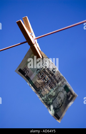 Crédit photo DOUG BLANE Concept argent suspendus pour sécher une livre écossais remarque la Royal Bank of Scotland Une Livre Remarque Banque D'Images