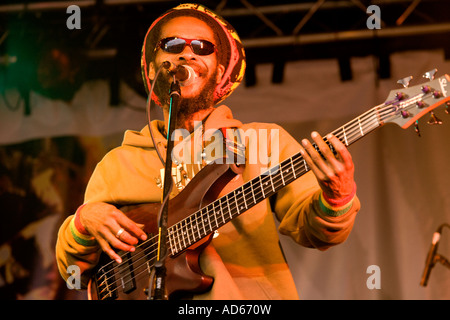 Le Festival de musique une femme blessée facile Star All Stars sur scène chanteur jamaïcain de reggae Kirkcudbright Dundrennan Ecosse UK Banque D'Images