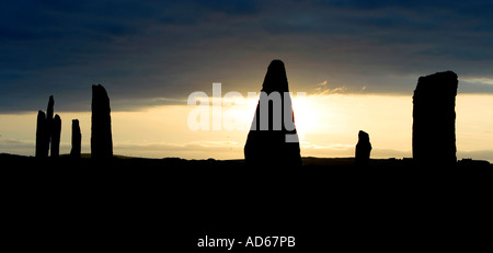 Anneau de Brogar standing stone silhouette au coucher du soleil sur les îles Orcades, îles du nord de l'Ecosse Banque D'Images