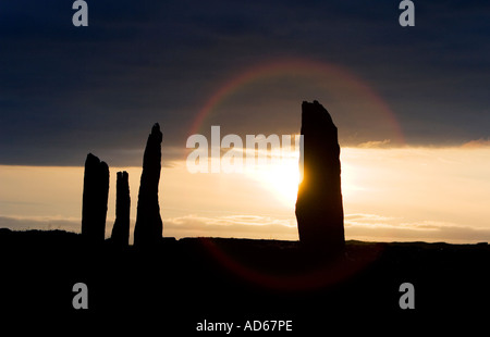 Anneau de Brogar standing stone silhouette au coucher du soleil sur les îles Orcades, îles du nord de l'Ecosse Banque D'Images