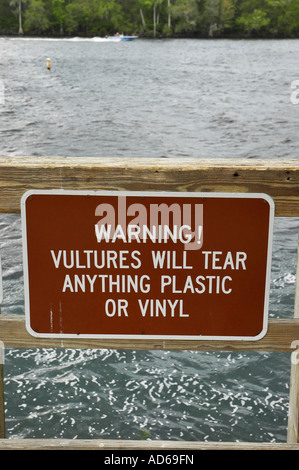 Panneaux d'avertissement de vautour pour les plaisanciers le long de la rivière Suwannee à Manatee Springs State Park, North Central Florida Banque D'Images