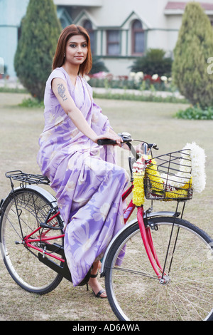 Portrait of a young woman riding a bicycle Banque D'Images