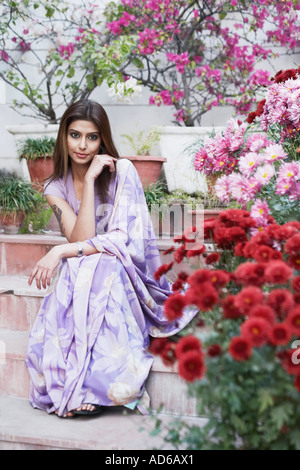 Portrait of a young woman sitting on steps Banque D'Images