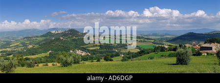 Panorama de la vallée du Tibre les champs de ferme en Ombrie avec Pontecuti et Todi Italie Banque D'Images