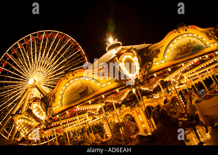 CHICAGO Illinois merry go round et grande roue de Navy Pier at night lights Banque D'Images