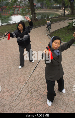 Lac Hoan Kiem Hanoi Vietnam femmes âgées œuvre matin traditionnel de exercices 2 femmes danse avec épée Banque D'Images