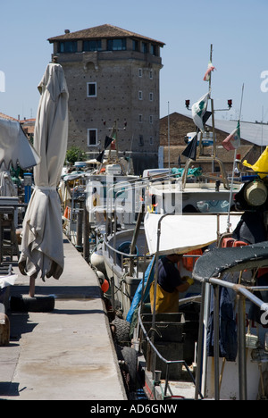 Bateaux de pêcheurs sur le port canal de Cervia, Ravenne, Émilie-Romagne, Italie. Banque D'Images