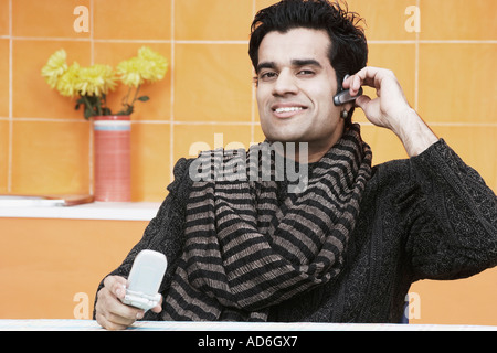 Portrait d'un jeune homme portant un dispositif mains libres Banque D'Images