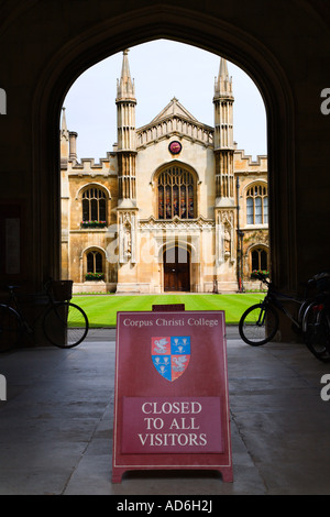 Grâce à une arche dans la nouvelle cour au Corpus Christi College de Cambridge en Angleterre Banque D'Images