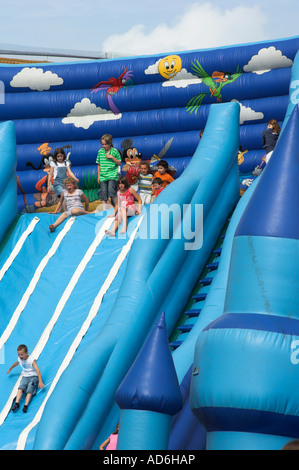 Les enfants fun sur château gonflable slide Banque D'Images