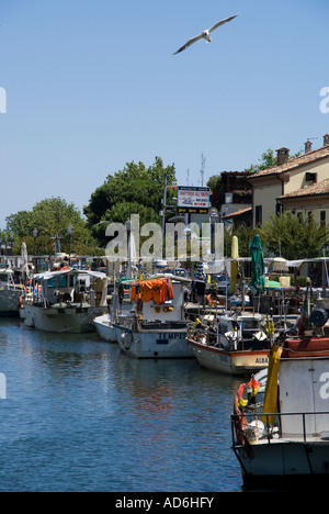 Bateaux de pêcheurs sur le port canal de Cervia, Ravenne, Émilie-Romagne, Italie. Banque D'Images