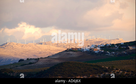 Éoliennes sur le mont Loja en Andalousie,Espagne.Clounds dans le ciel et d'un petit village de l'avant-plan. Banque D'Images