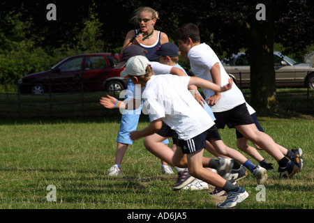 Des écoliers pour gagner au sprint le départ d'une course sur la journée du sport scolaire Banque D'Images