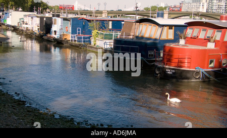 Chambre des bateaux sur la Tamise Chelsea Londres Angleterre Quai d'en face l'Angleterre Chelsea Marche Cheyne Banque D'Images