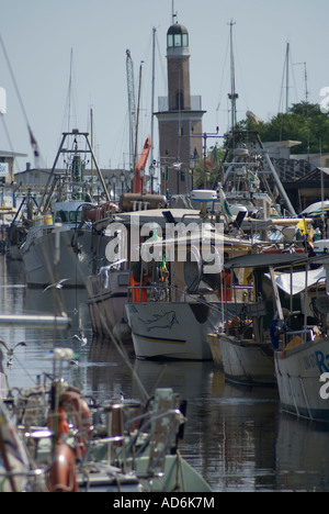 Bateaux de pêcheurs sur le port canal de Cervia, Ravenne, Émilie-Romagne, Italie. Banque D'Images