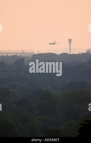 Avion Commercial venant d'atterrir à l'aéroport Heathrow de Londres en vue de Richmond Park Banque D'Images