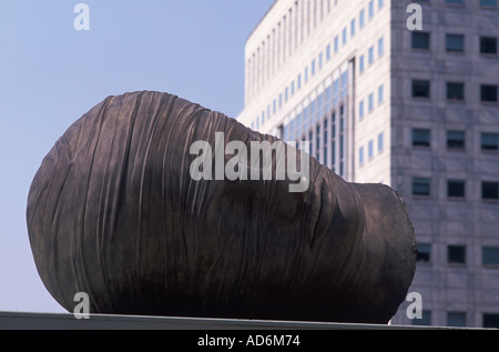 Grande tête inclinable à ouvrir l'espace public à Canary Wharf, London Docklands. La sculpture est d'Igor Mitoraj. Banque D'Images