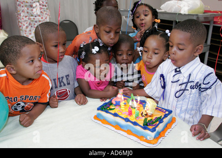 Portsmouth Virginia,High Street,Children's Museum of Virginia,Black Blacks Noirs Africains ethnie minoritaire,garçon garçons lad lads mâle enfant enfants enfant chil Banque D'Images