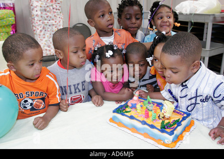 Portsmouth Virginia,High Street,Children's Museum of Virginia,Black Blacks Noirs Africains ethnie minoritaire,garçon garçons lad lads mâle enfant enfants enfant chil Banque D'Images