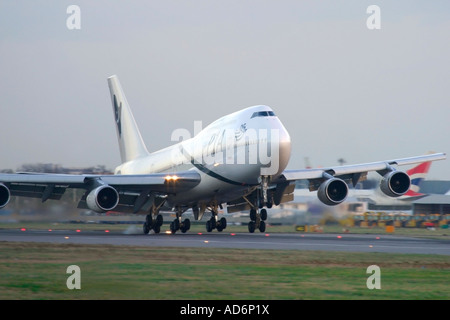 PIA Pakistan International Airlines Boeing 747 à l'atterrissage à l'aéroport Heathrow de Londres, UK Banque D'Images