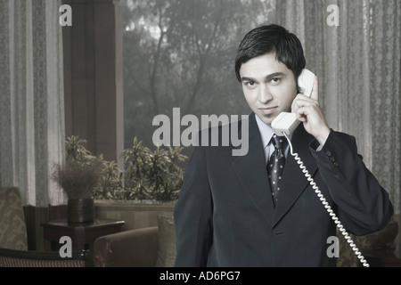 Portrait d'un homme parlant au téléphone Banque D'Images