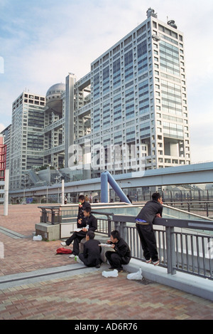 Les étudiants lors d'un voyage ayant leur déjeuner en face de la Fuji Television Network siège à Tokyo Odaiba Banque D'Images