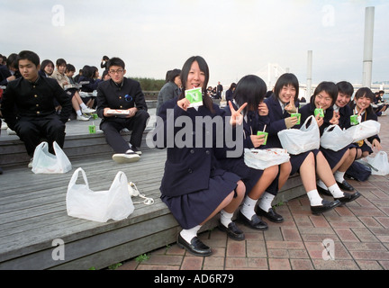 Les élèves du secondaire lors d'un voyage à Tokyo Odaiba ayant leur déjeuner Banque D'Images