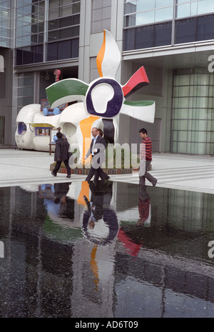Visiteurs en face de la Fuji Television Network siège à Tokyo Odaiba Banque D'Images