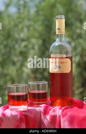 Crète Crète vin rose et deux verres à vin Banque D'Images