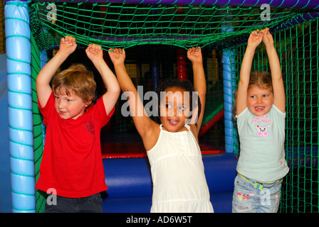 3 jeunes s'amuser dans l'aire de jeu au centre de loisirs London Brixton Banque D'Images