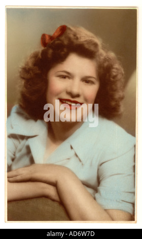 Portrait teinté de charmante fille portant du rouge à lèvres rouge vif dans les années 1940, Melbourne, Australie Banque D'Images