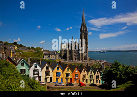 Maisons mitoyennes situées au-dessous de la cathédrale Saint-Colman datant du 19th siècle. Cobh (anciennement Queenstown), dans le comté de Cork, en Irlande, était un point d'émigration de famine majeur. Banque D'Images