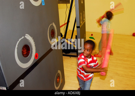 Les enfants à l'aide de tableaux d'un centre de loisirs à Brixton London Banque D'Images