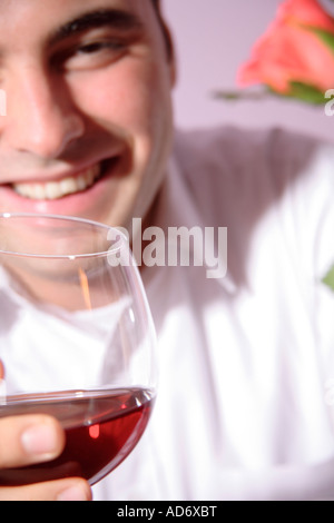Young man drinking red wine, Close up Banque D'Images
