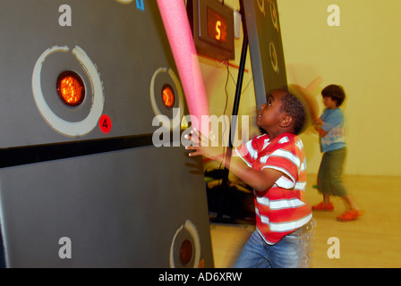 Les enfants à l'aide de tableaux d'un centre de loisirs à Brixton London Banque D'Images