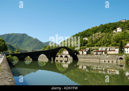 Ponte della Maddalena (pont de Marie Madeleine", également connu sous le nom de Ponte del Diavolo, le 'Pont du Diable') est un pont qui traverse la rivière Serchio près du village de Borgo a Mozzano, dans la province de Lucques. Banque D'Images