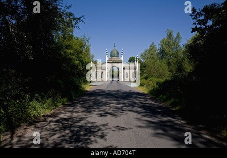 Les portes Hindu-Gothick Dromana, une porte d'entrée folle au pont sur la rivière Finisk, Villierstown, près de Cappoquin, comté de Waterford, Irlande Banque D'Images