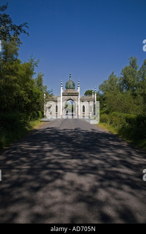 Les portes Hindu-Gothick Dromana, une porte d'entrée folle au pont sur la rivière Finisk, Villierstown, près de Cappoquin, comté de Waterford, Irlande Banque D'Images