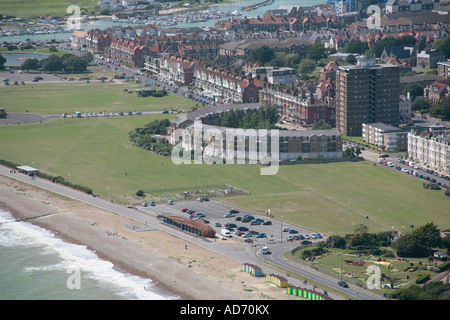 Vue aérienne sur le front de mer de Littlehampton avec la rivière Arun en arrière-plan, West Sussex, Royaume-Uni Banque D'Images